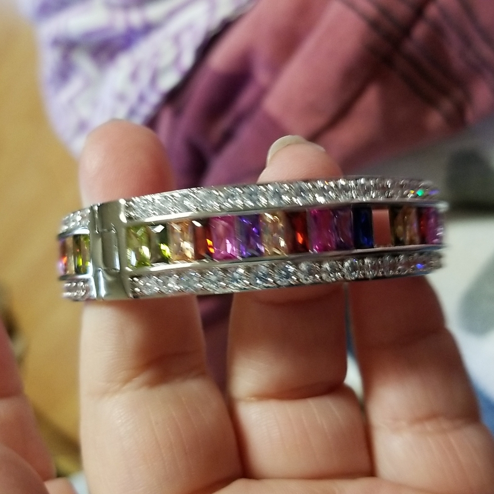 Beautiful 9.25 sterling silver bangle missing 1 stone